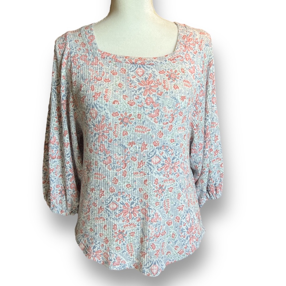 Lauren Conrad coral gray and white ribbed floral shirt. EC. Size XSMALL